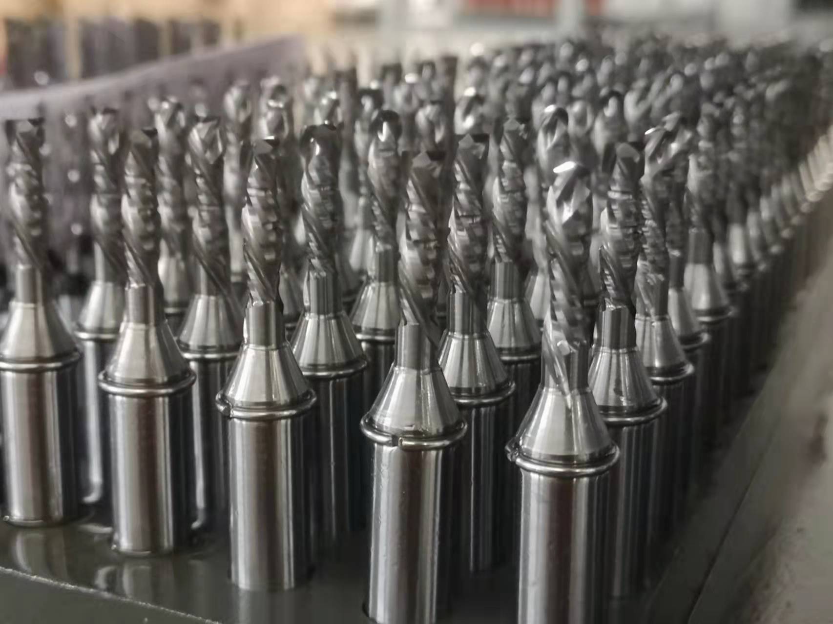 ʻO TCT Tungsten Carbide Compression 3 Flute End Mills no ka hana ʻana i ka lāʻau i luna a hoʻohaʻahaʻa i ka ʻoki ʻoki ʻoki no ka lāʻau.